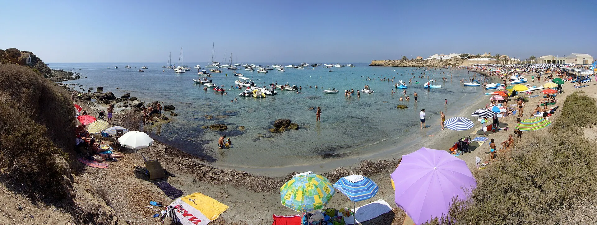 Playa principal de Tabarca en verano de 2011